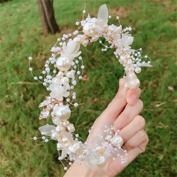 couronne de mariée avec des perles blanches